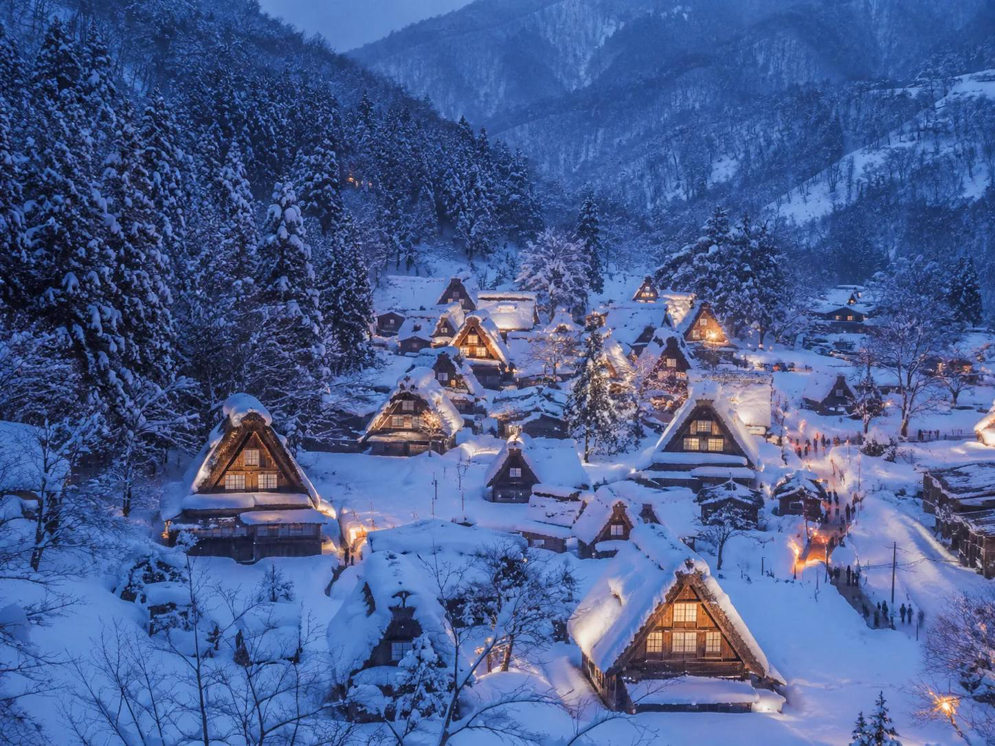 Vila tradicional japonesa coberta de neve ao anoitecer